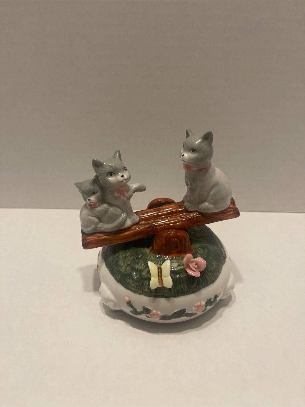 Vintage Gray and White Ceramic Cat Figurine Music Box with butterfly